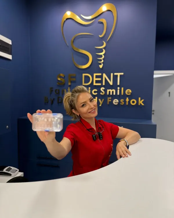 Dr. Sandy Festok בקבלה של SF Dent